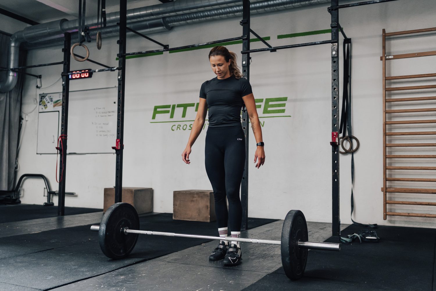 Ellinor vid skivstång i gymmet